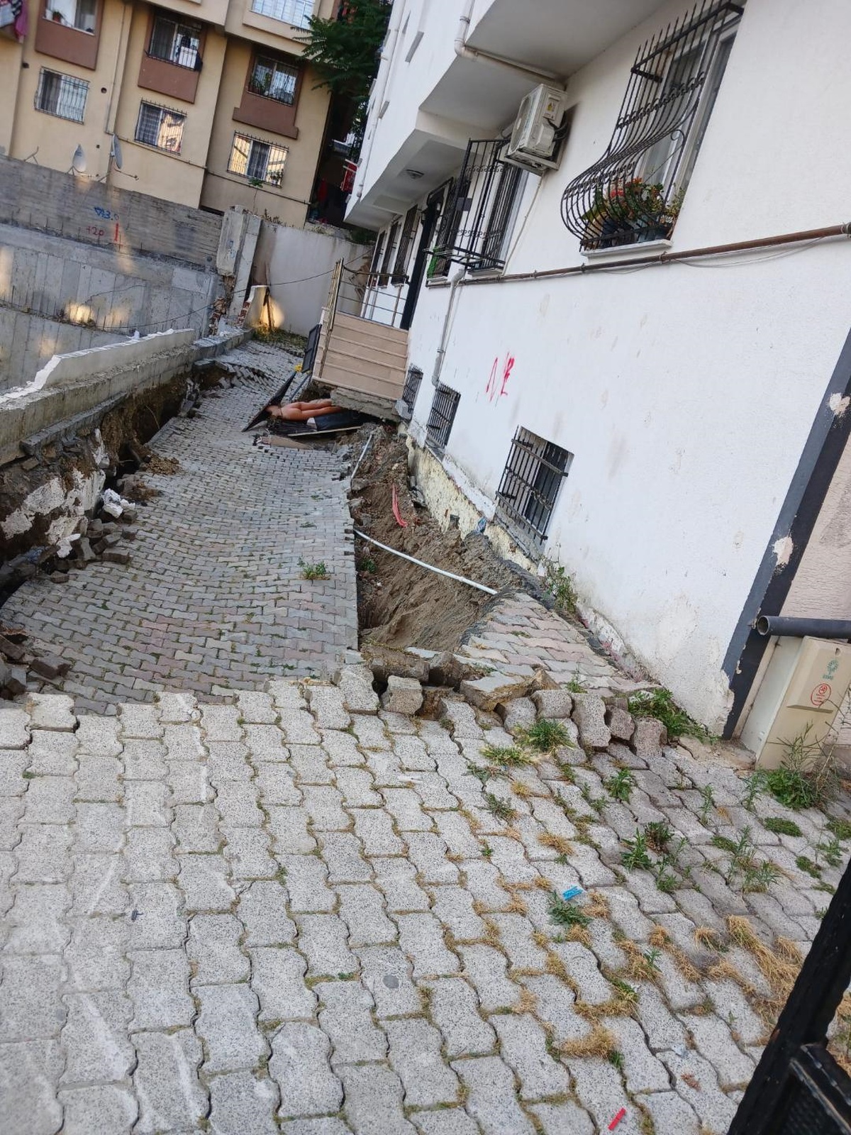 Küçükçekmece\'de İnşaat Göçüğü: 29 Kişi Tahliye Edildi