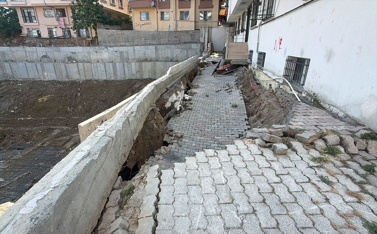 Küçükçekmece\'de Bina Çöktü