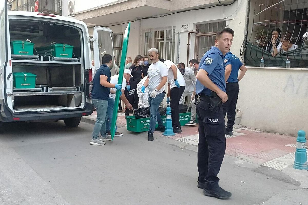 Manisa\'da kötü koku gelen evde, kardeşinin cesediyle 2 gün yaşamış