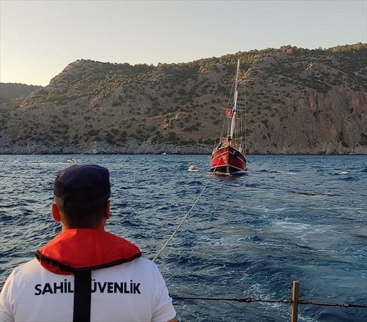 Muğla\'da Sürüklenen Yat Kurtarıldı
