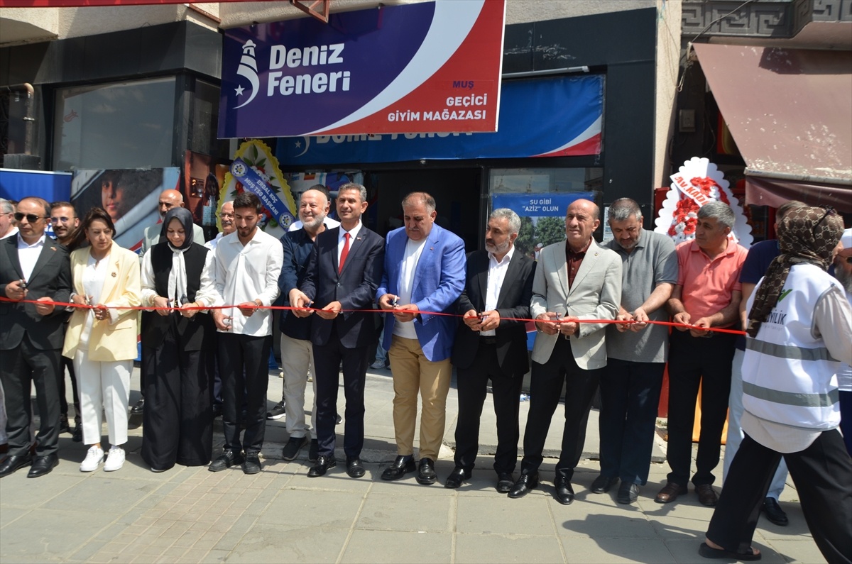 Muş\'ta Geçici Giyim Mağazası Açıldı