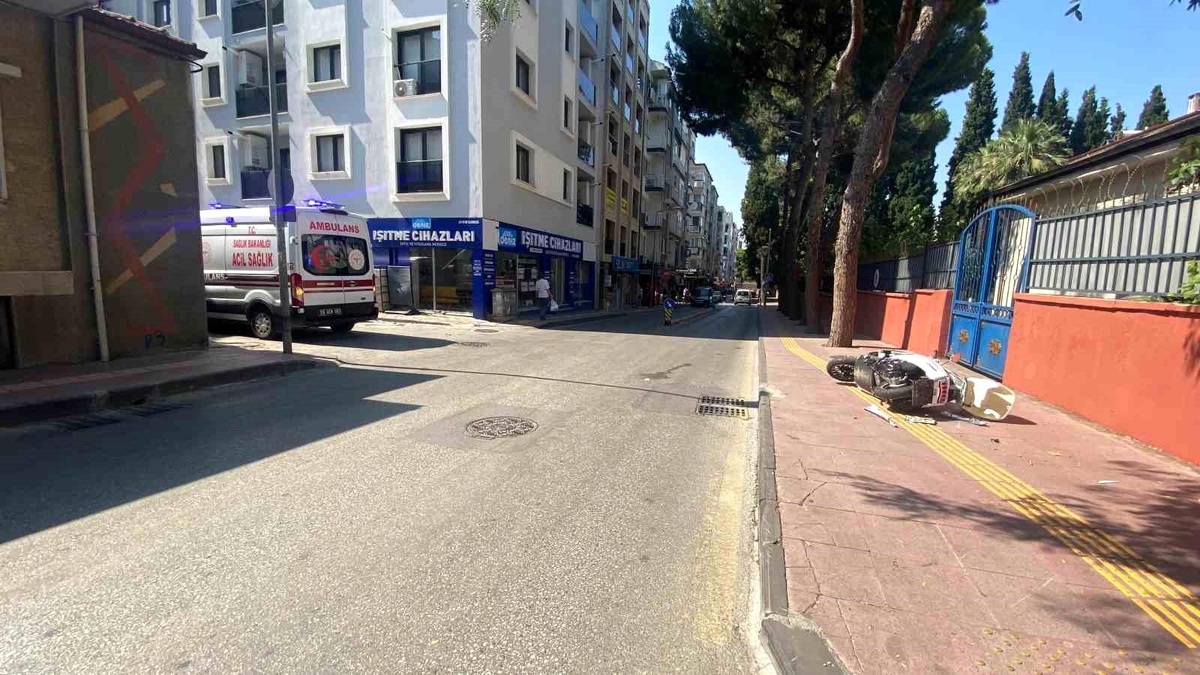 Aydın\'da Motosiklet-Otomobil Çarpıştı: 1 Yaralı
