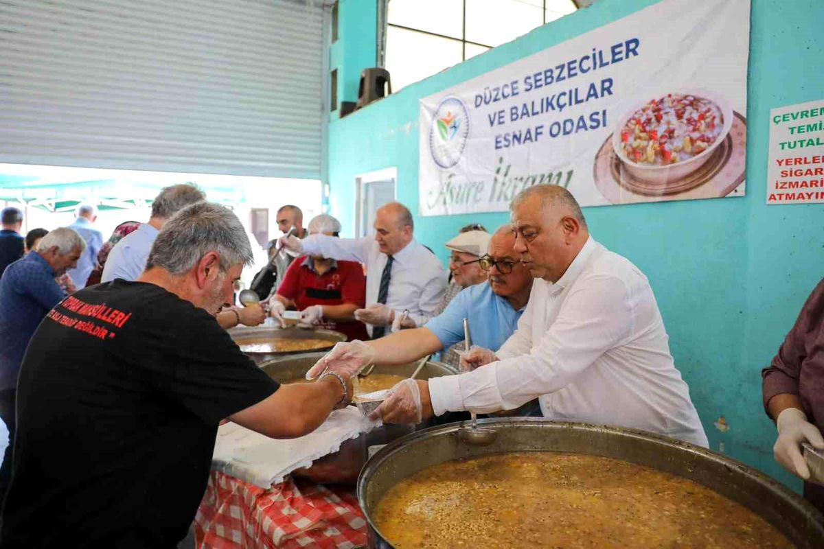 Pazar yerinde aşure ikramı gönülleri buluşturdu