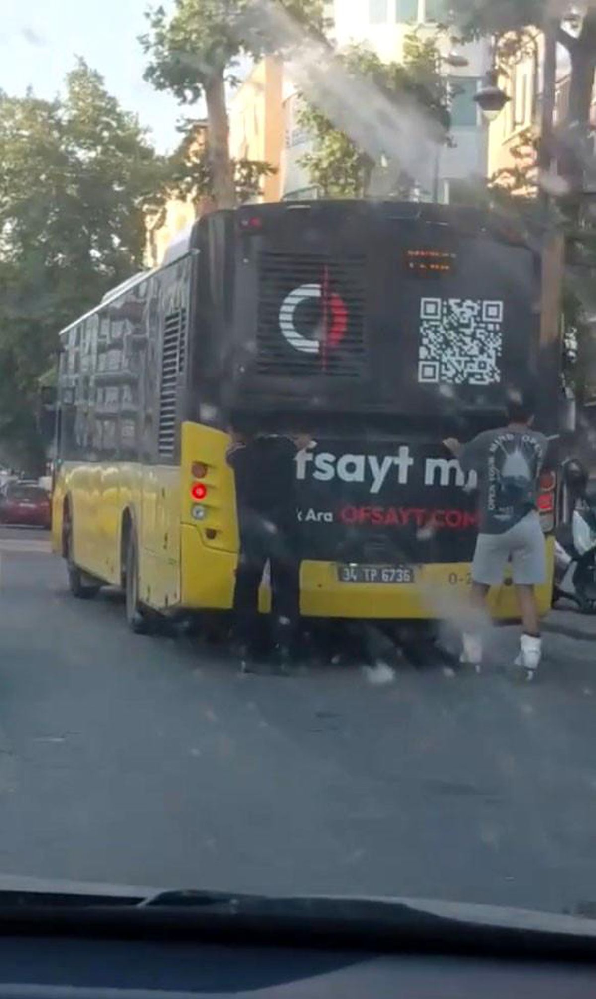 Pendik\'te Patenle Otobüse Tutunma Anları