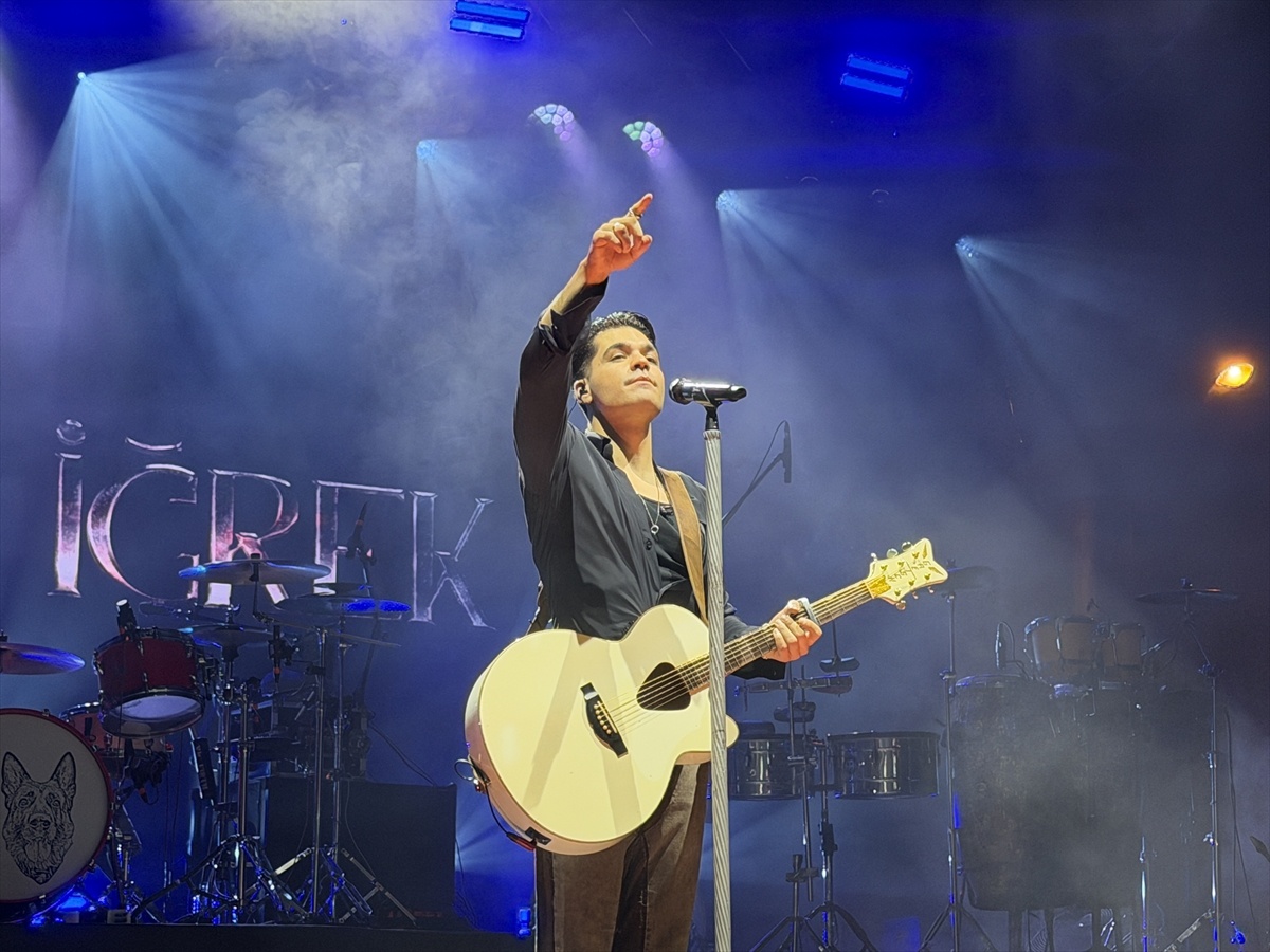 Emir Can İğrek Edirne\'de Konser Verdi