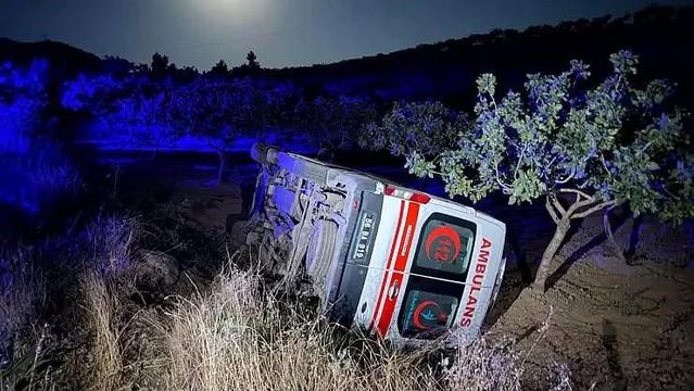 Pervari’de Ambulans Şarampole Devrildi