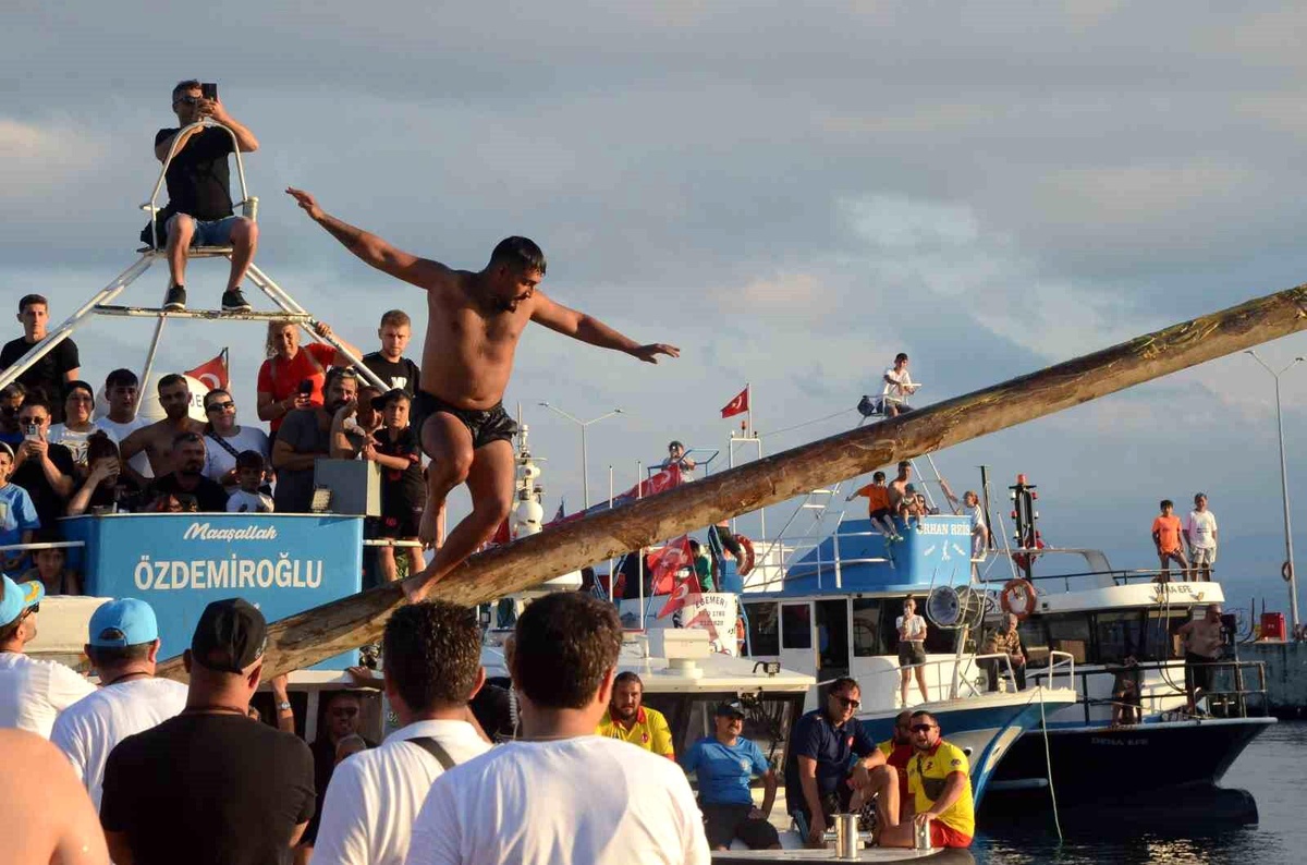 Sinop\'ta Kabotaj Bayramı coşkusu: Yağlı direğin şampiyonu yine değişmedi