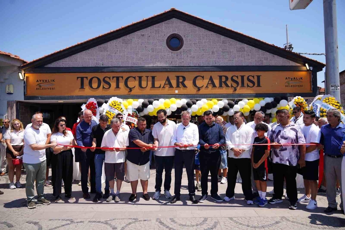 Tarihi Ayvalık Tostçular Çarşısında örnek iş birliği