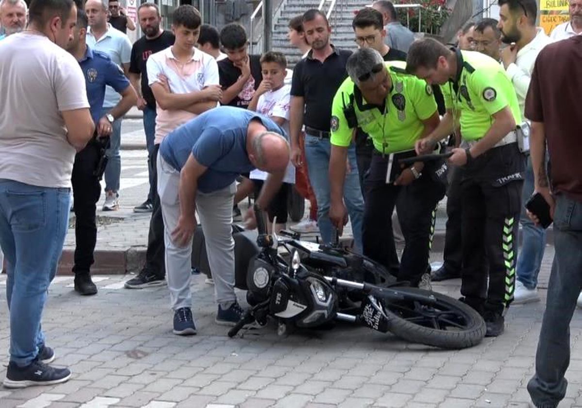 Tavşanlı\'da servis aracı ile motosiklet çarpıştı: 2 yaralı