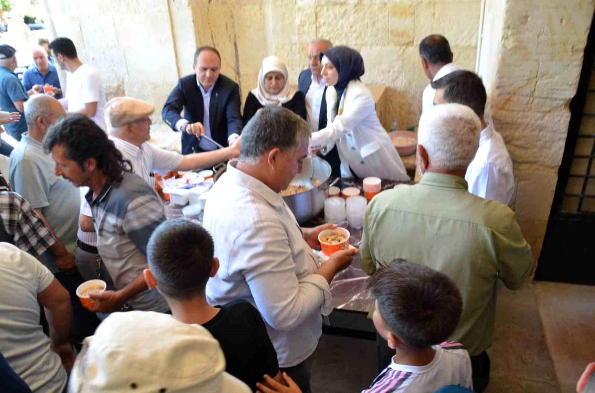 Tercan\'da tarihi kervansarayda vatandaşlara aşure ikram edildi