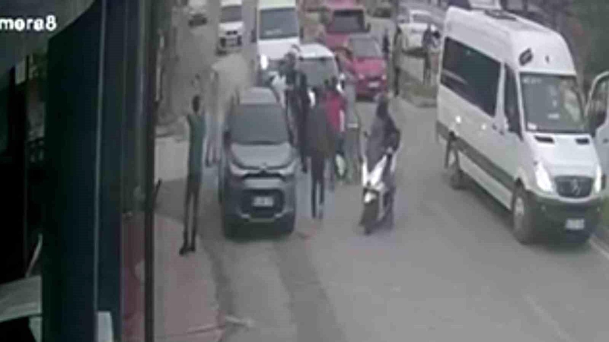 Düzce\'de Kazada Yumruklu Kavga, Oto Yıkamacı Su Sıkarak Ayırdı