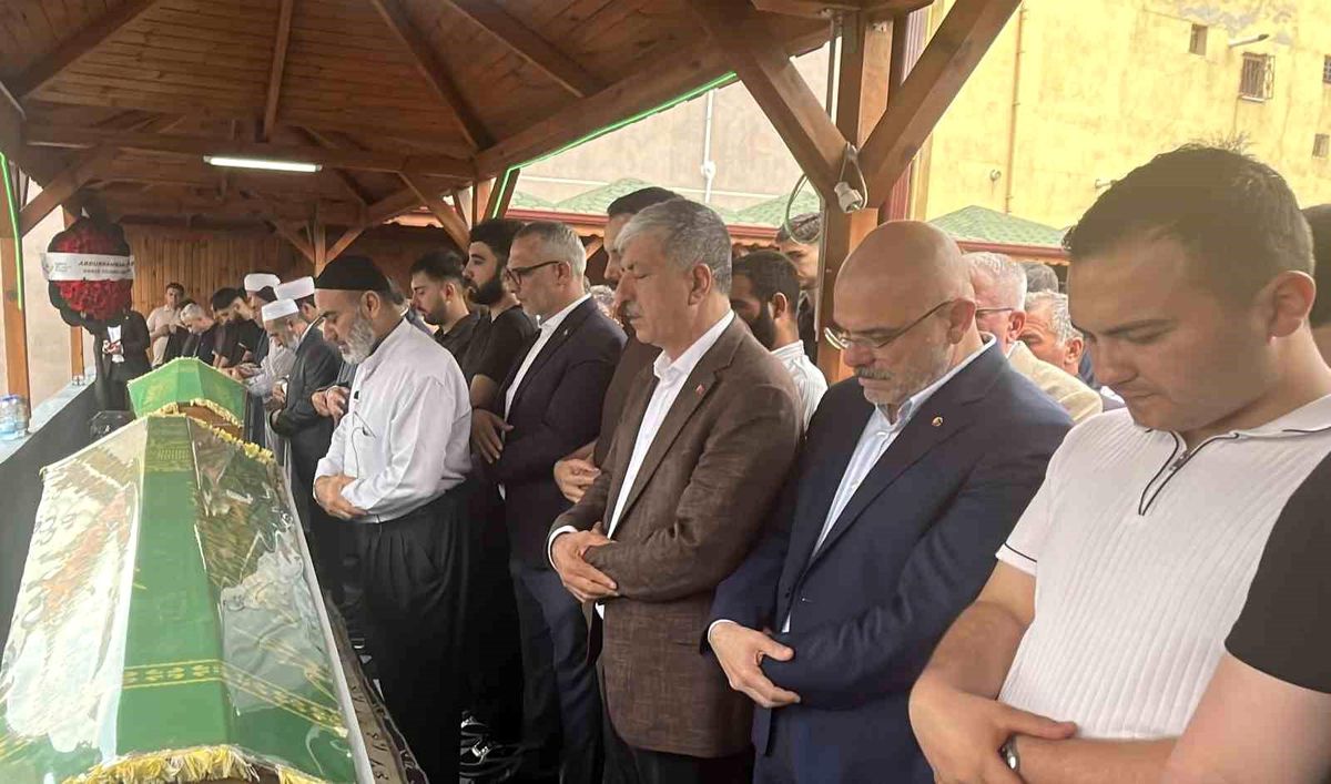 Kocaeli'de meydana gelen trafik kazasında hayatını kaybeden baba ve oğulun cenazeleri