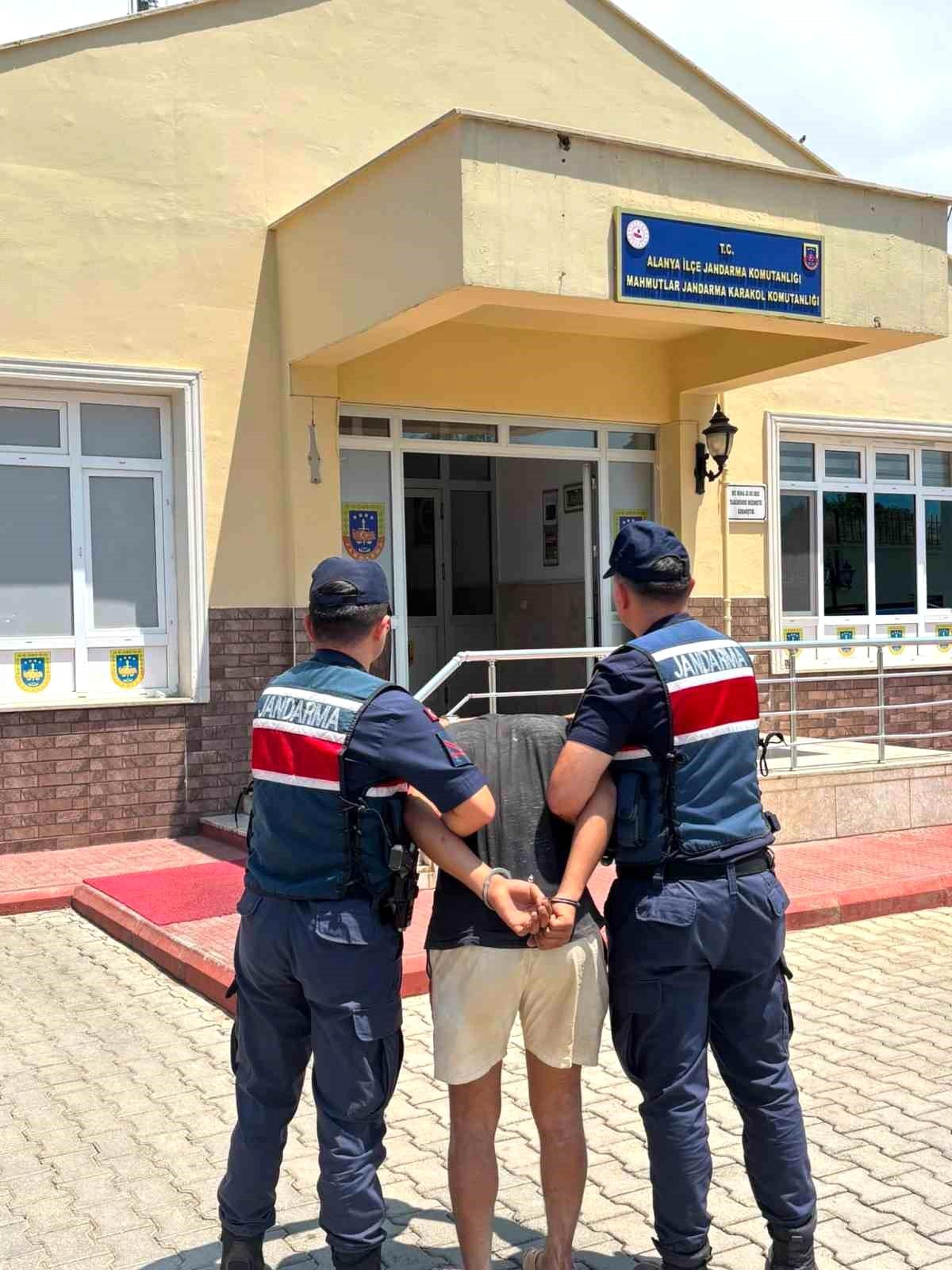 Alanya\'da Jandarma Kılığına Giren Dolandırıcı Yakalandı