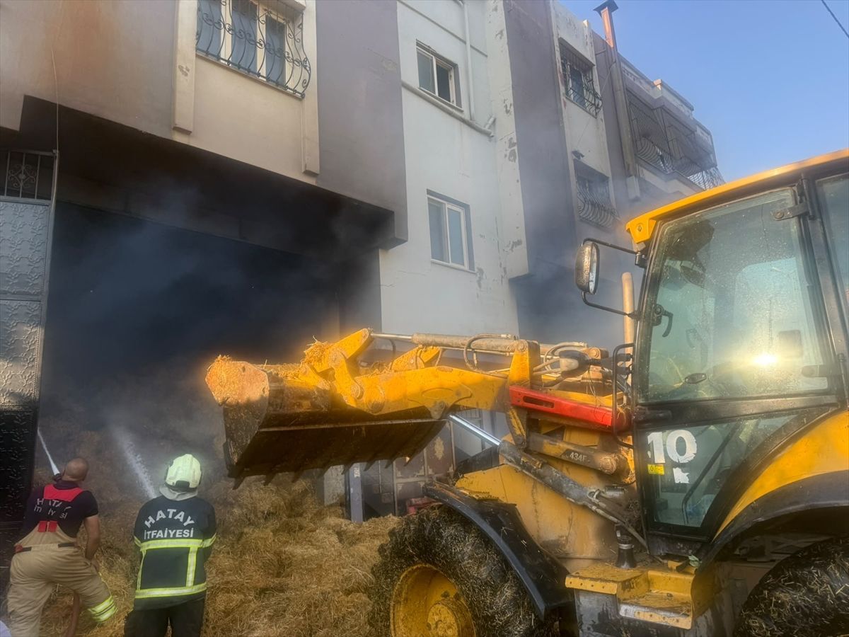 Antakya\'da Samanlık Yangını Söndürüldü