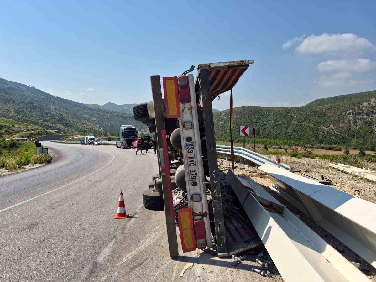 Antalya-Konya Yolunda Tır Devrildi