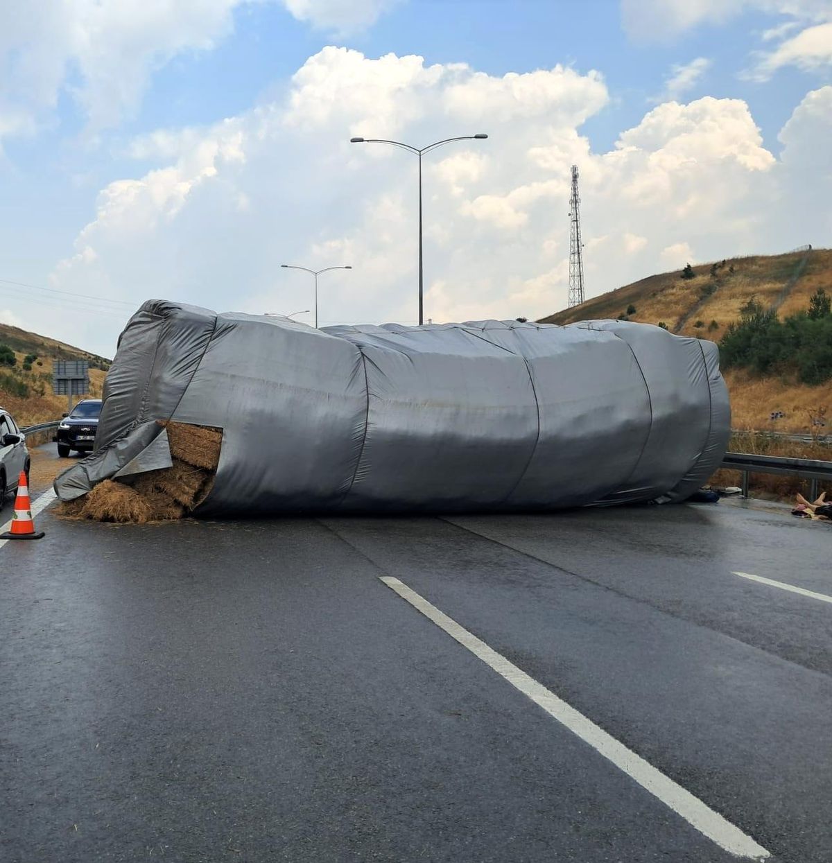 Susurluk\'ta Saman Yüklü Tır Devrildi, Otoyol Kapandı