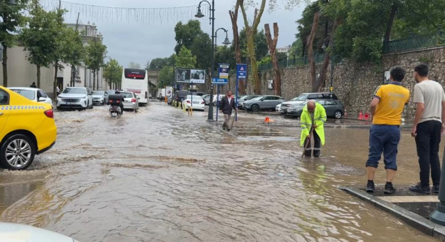 İstanbul'da şiddetli sağanak! Genç kadın son anda kurtarıldı