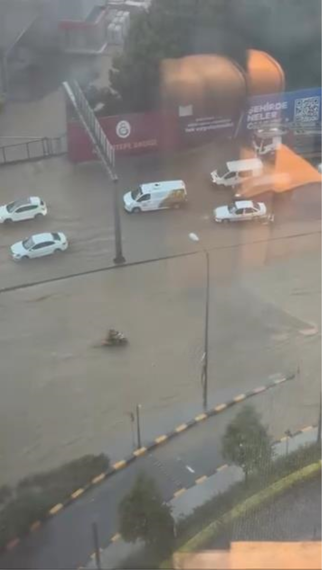 İstanbul'da şiddetli sağanak! Genç kadın son anda kurtarıldı