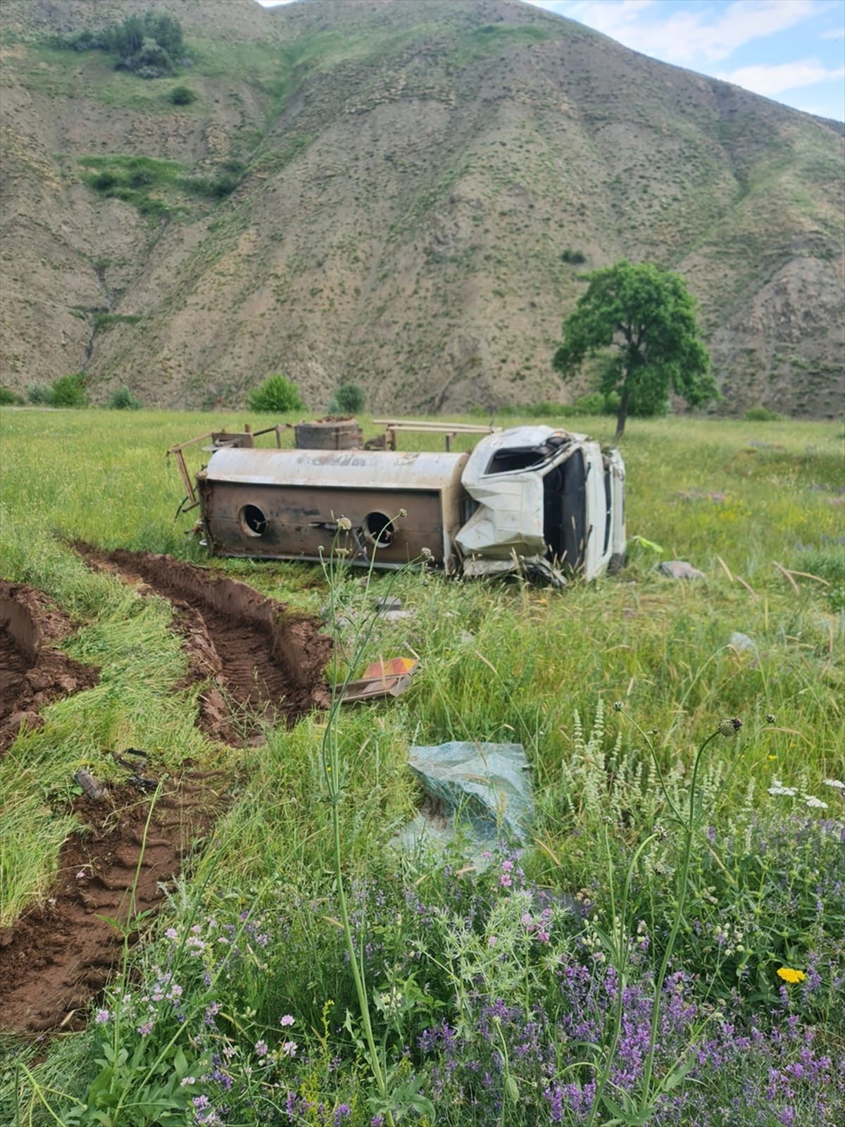 Bingöl\'de Su Tankeri Devrildi: 1 Ölü, 1 Yaralı