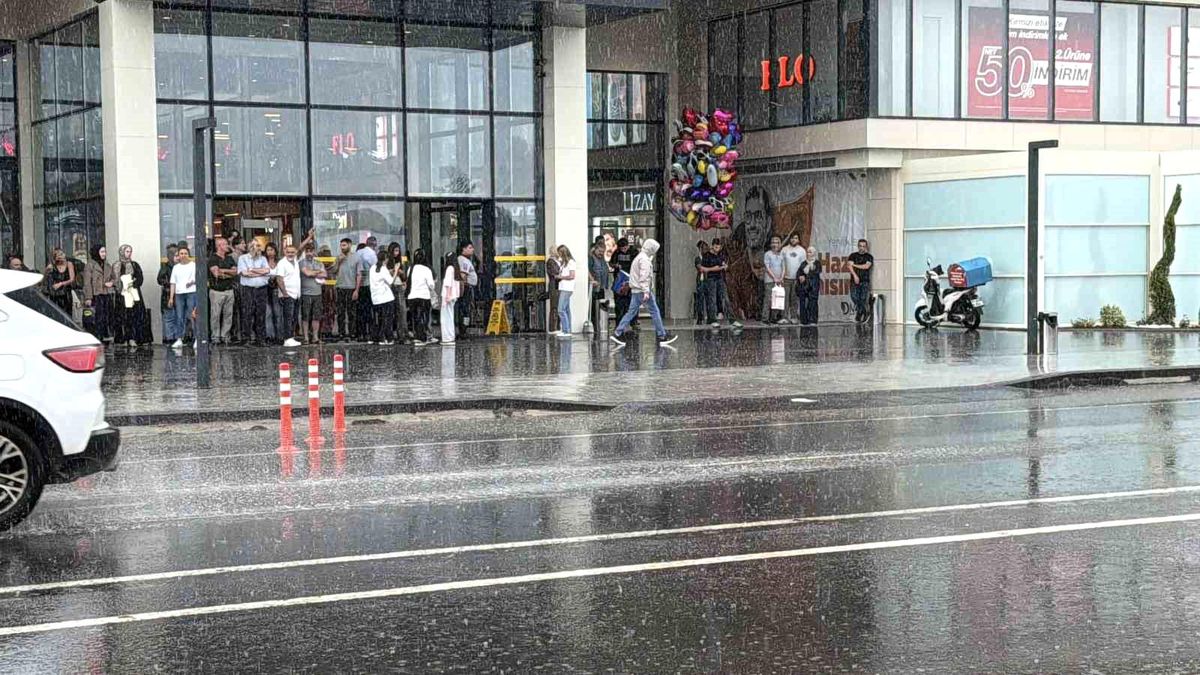 Düzce\'de Sıcak Hava Yerini Sağanağa Bıraktı