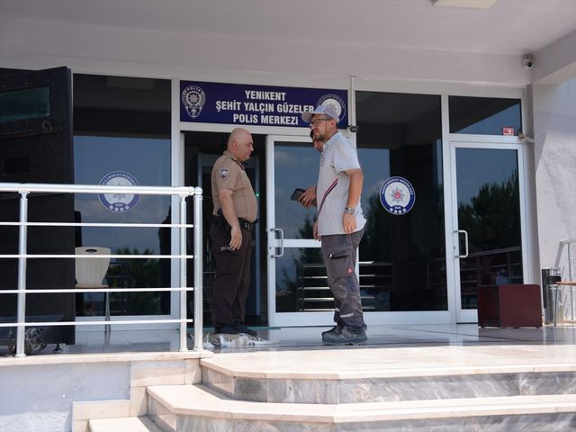 Temizlik işçisi yol kenarında bulduğu 3,5 milyon TL değerinde altın dolu çantayı polise teslim etti