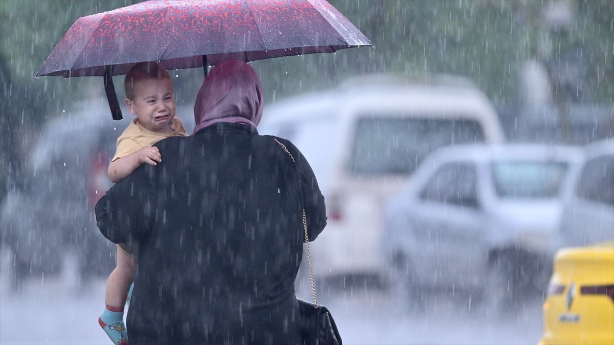 Düzce ve Sakarya\'da Sağanak Yağış Etkili Oldu