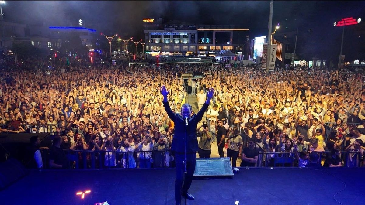 Ferhat Göçer Erzincan\'da Konser Verdi