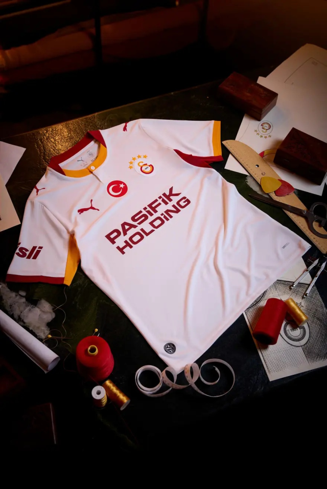 Galatasaray'dan 5 yıldızlı şov! Yeni formaların fiyatı dudak uçuklattı