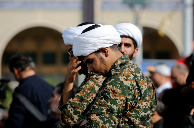 Hamaney'in cenazesine yüzbinler ellerinde aynı bayrakla geldi! Trump'tan da mesaj var
