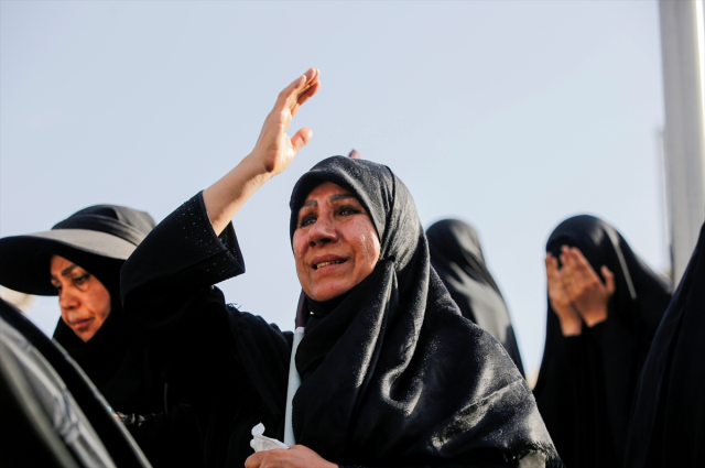Hamaney'in cenazesine yüzbinler ellerinde aynı bayrakla geldi! Trump'tan da mesaj var