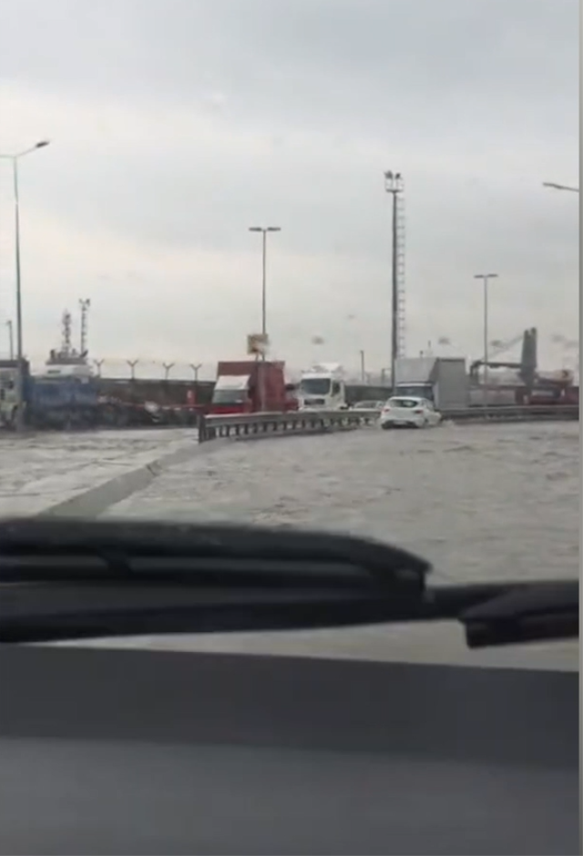 Harem Sahil Yolu'nu da su bastı, denizle kara birleşti