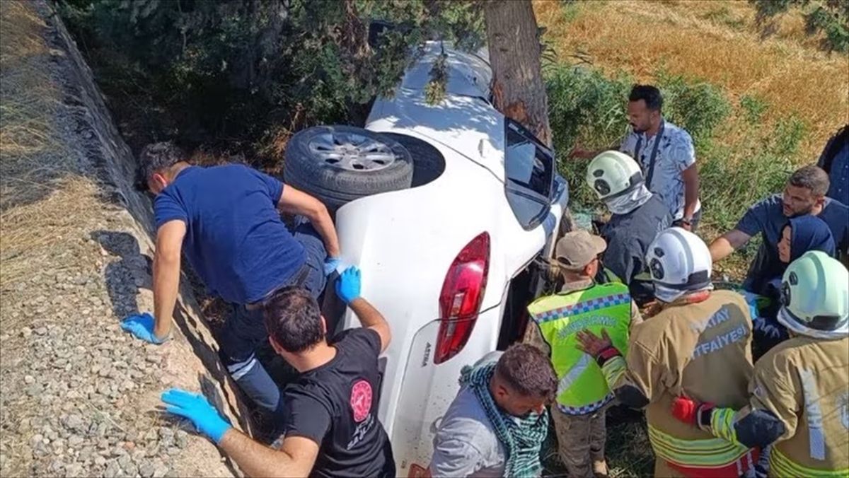 Kırıkhan\'da Otomobil Şarampole Devrildi: 7 Yaralı
