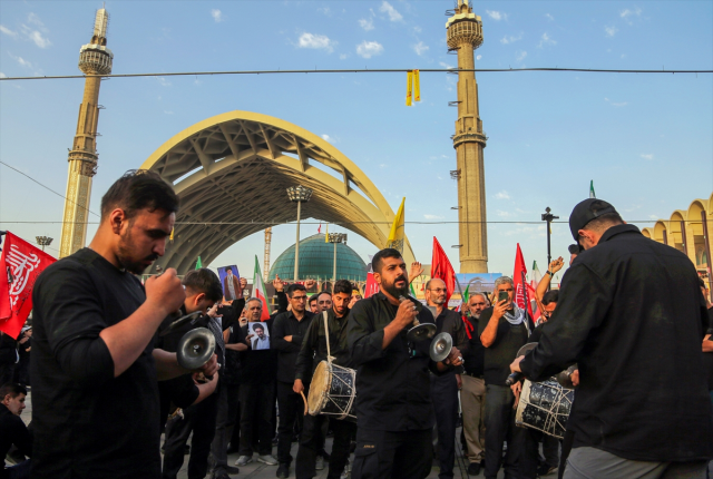 İran'ın eski lideri Hamaney'e veda! İşte on binlerce kişinin katıldığı törenden görüntüler