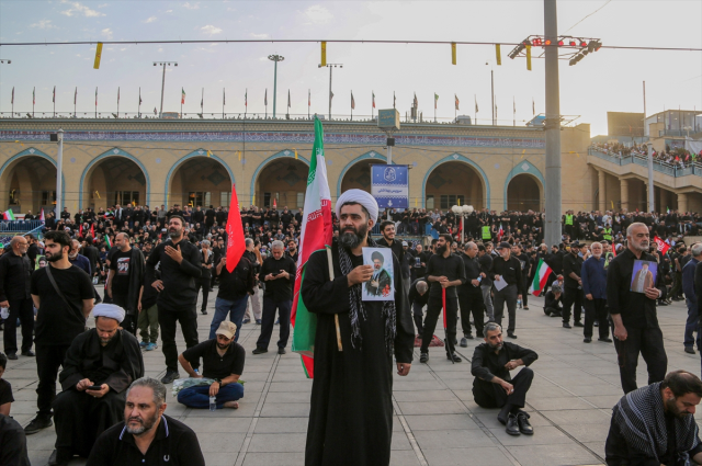 İran'ın eski lideri Hamaney'e veda! İşte on binlerce kişinin katıldığı törenden görüntüler