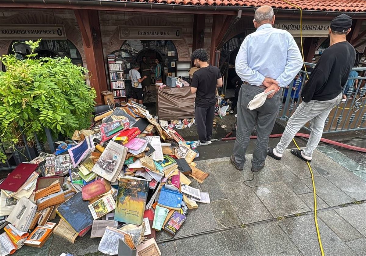 Yüzlerce kitap kullanılamaz hale geldi, esnaf isyan ediyor: Ekipler 2 saat sonra geldi