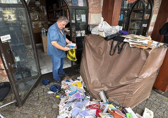 Yüzlerce kitap kullanılamaz hale geldi, esnaf isyan ediyor: Ekipler 2 saat sonra geldi