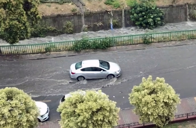 İstanbul'a beklenen yağış başladı, yollar dakikalar içinde göle döndü