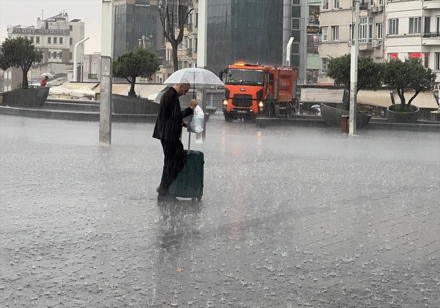 İstanbul'a beklenen yağış başladı, yollar dakikalar içinde göle döndü