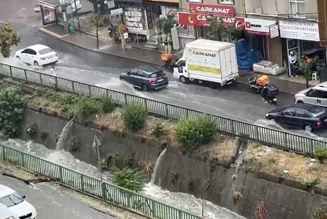 İstanbul'a beklenen yağış başladı, yollar dakikalar içinde göle döndü