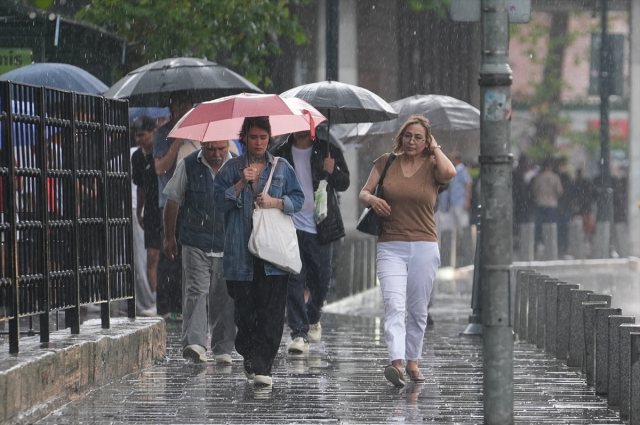 İstanbul'da şiddetli sağanak! Genç kadın son anda kurtarıldı