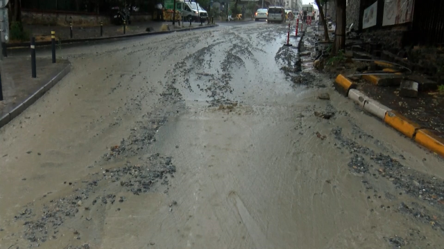 İstanbul'da şiddetli sağanak! Genç kadın son anda kurtarıldı