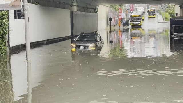 İstanbul'da şiddetli sağanak! Genç kadın son anda kurtarıldı