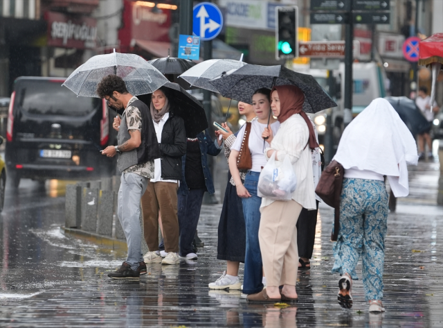 İstanbul'da zorlu gün! Ana yollar göle döndü, ünlü çarşıda hasar büyük