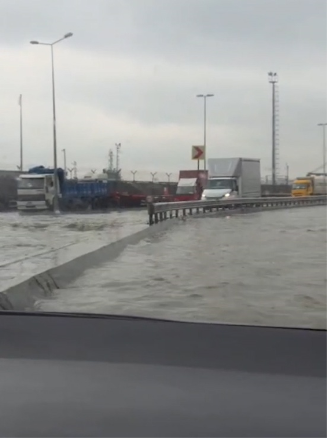İstanbul'da zorlu gün! Ana yollar göle döndü, ünlü çarşıda hasar büyük