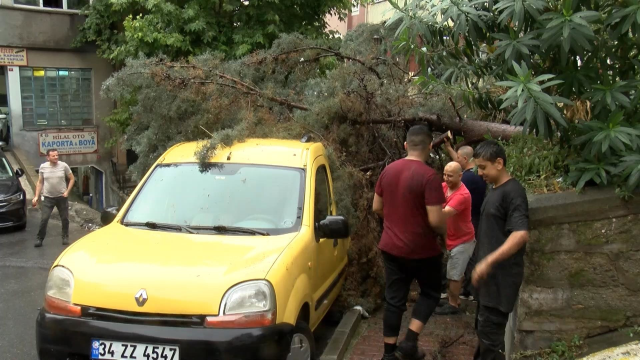 İstanbul'da zorlu gün! Ana yollar göle döndü, ünlü çarşıda hasar büyük