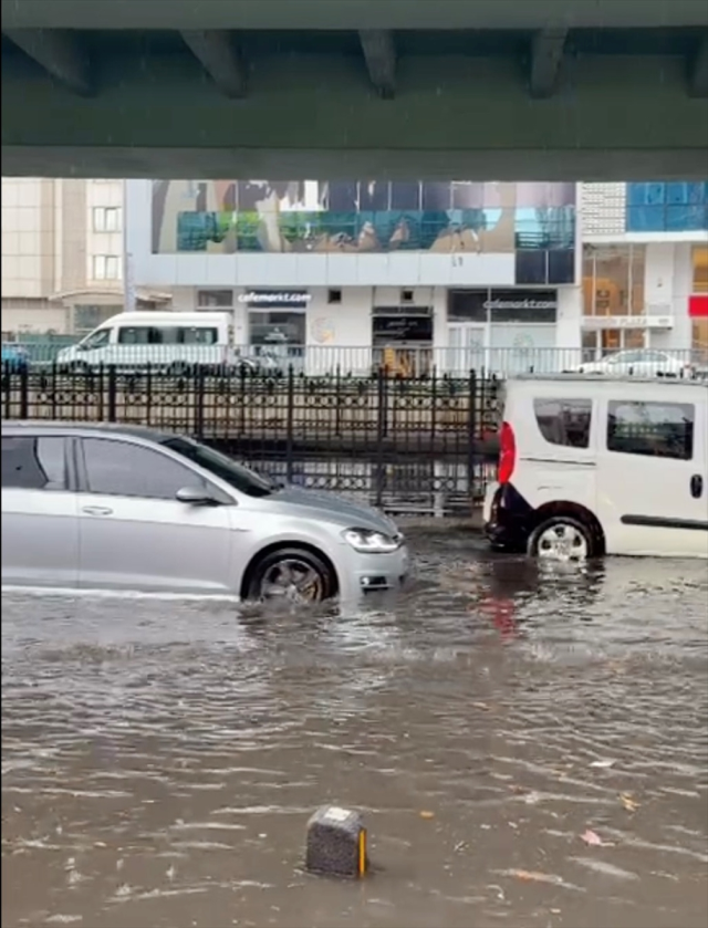 İstanbul'da zorlu gün! Ana yollar göle döndü, ünlü çarşıda hasar büyük