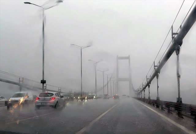İstanbul'da zorlu gün! Ana yollar göle döndü, ünlü çarşıda hasar büyük
