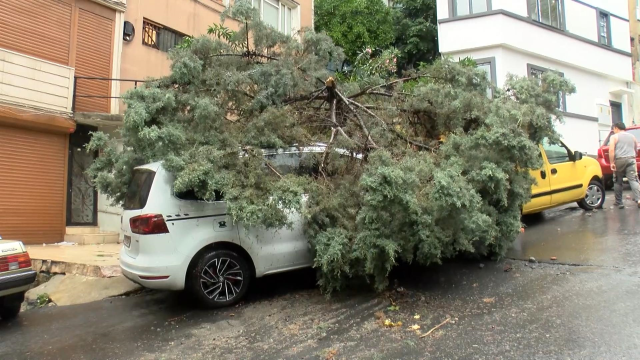 İstanbul'da zorlu gün! Ana yollar göle döndü, ünlü çarşıda hasar büyük