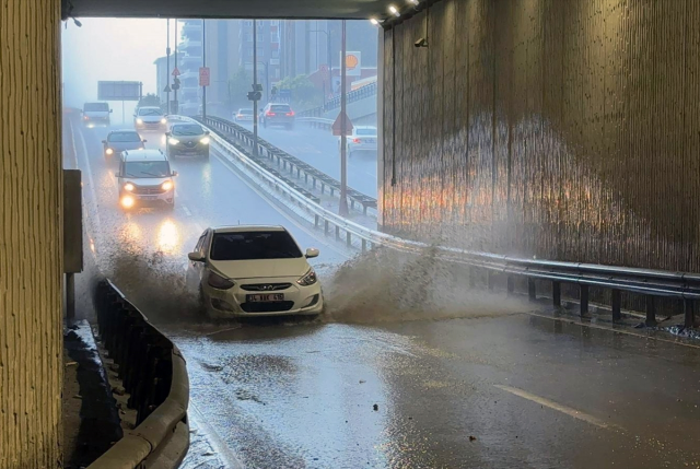 İstanbul'da zorlu gün! Ana yollar göle döndü, ünlü çarşıda hasar büyük