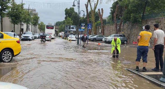 İstanbul'da zorlu gün! Ana yollar göle döndü, ünlü çarşıda hasar büyük